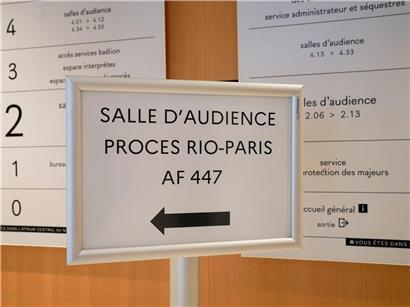 Hinweisschild „Rio-Paris-Prozess AF447“ vor Gerichtssaal des Pariser Gerichtsgebäudes