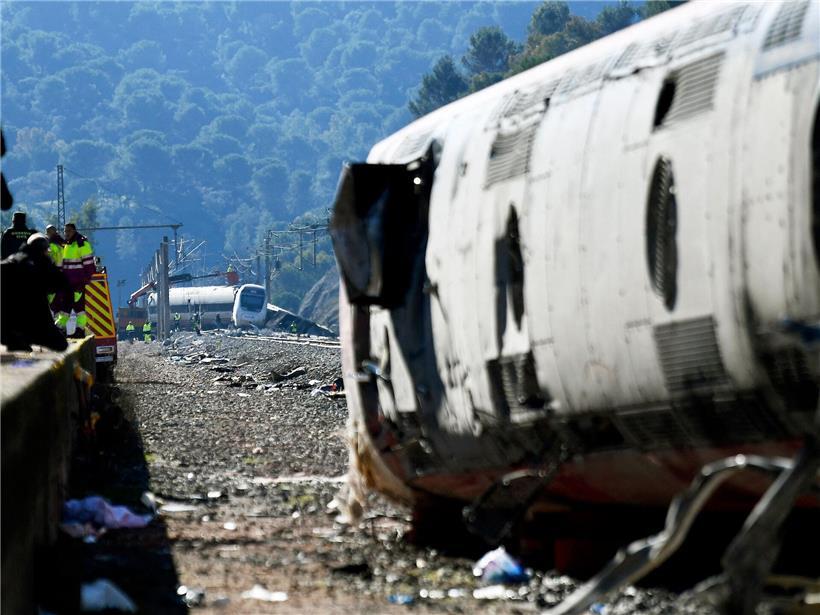 Entgleister Hochgeschwindigkeitszug kollidiert mit anderem Zug im Süden Spaniens, Unfall mit Schäden und Einsatzkräften
