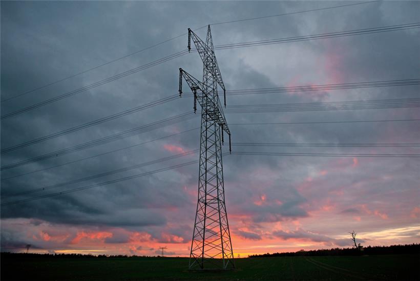 Ein Hochspannungsmast mit einer 380-Kilovolt-Freileitung in Deutschland
