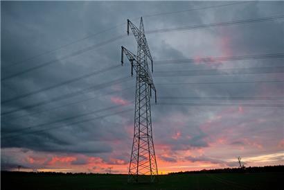 Ein Hochspannungsmast mit einer 380-Kilovolt-Freileitung in Deutschland
