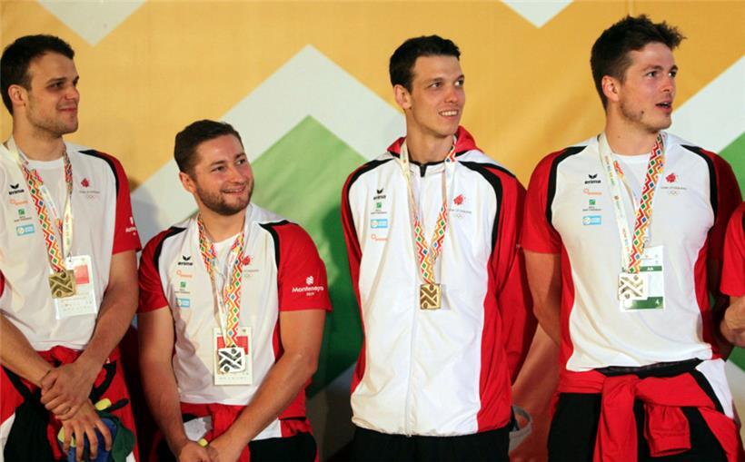 Ein Höhepunkt mit der Nationalmannschaft war der Gewinn der Silbermedaille bei den JPEE 2019 in Montenegro, den Kevin Moura (2.v.l.) gemeinsam mit seinem langjährigen Walferdinger Teamkollegen Oliver Vujakovic (l.) feiern durfte
