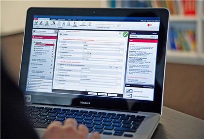 Ein Homeoffice auf dem Wohnzimmer-Sofa ist als heimisches Arbeitszimmer steuerlich nicht abgedeckt
