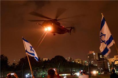 Ein Hubschrauber bringt am Sonntag Geisel aus dem Gazastreifen nach Israel
