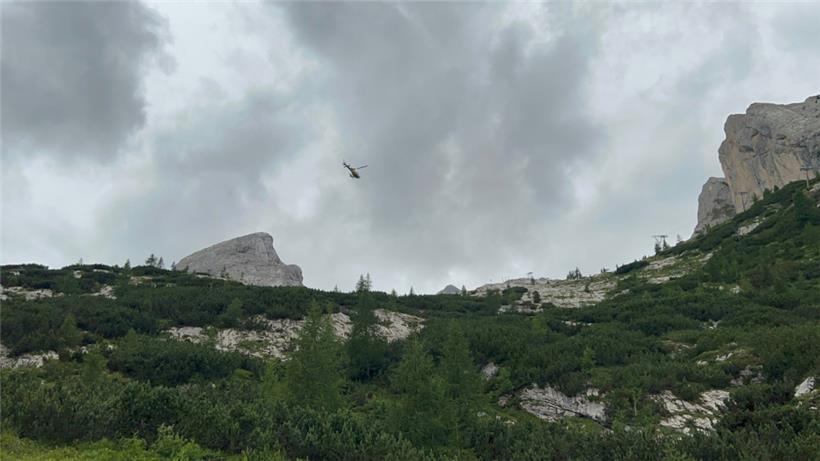 Ein Hubschrauber der Bergrettung fliegt zu dem abgebrochenen Gletscher am Berg Marmolata in den Dolomiten in Südtirol

