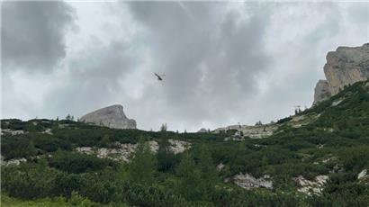 Ein Hubschrauber der Bergrettung fliegt zu dem abgebrochenen Gletscher am Berg Marmolata in den Dolomiten in Südtirol
