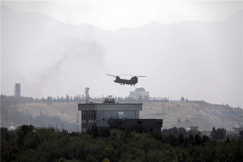 Ein Hubschrauber der USA von Typ Chinook fliegt über der US-Botschaft in Kabul. Hubschrauber landen auf der US-Botschaft in Kabul und Diplomatenfahrzeuge verlassen das Gelände, während die Taliban auf die afghanische Hauptstadt Kabul vorrücken. US-Präsident Biden schickt wegen des rasanten Vormarsches der islamistischen und militanten Taliban weitere militärische Verstärkung nach Afghanistan. Es handle sich um…
