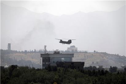 Ein Hubschrauber der USA von Typ Chinook fliegt über der US-Botschaft in Kabul. Hubschrauber landen auf der US-Botschaft in Kabul und Diplomatenfahrzeuge verlassen das Gelände, während die Taliban auf die afghanische Hauptstadt Kabul vorrücken. US-Präsident Biden schickt wegen des rasanten Vormarsches der islamistischen und militanten Taliban weitere militärische Verstärkung nach Afghanistan. Es handle sich um…
