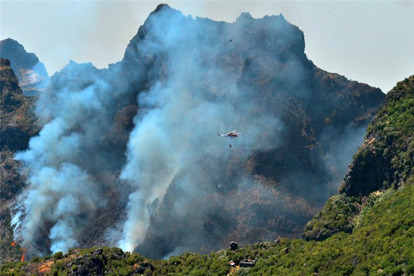 Ein Hubschrauber des regionalen Katastrophenschutzes bekämpft in Santana auf der portugiesischen Insel Madeira einen Waldbrand

