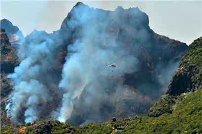 Ein Hubschrauber des regionalen Katastrophenschutzes bekämpft in Santana auf der portugiesischen Insel Madeira einen Waldbrand

