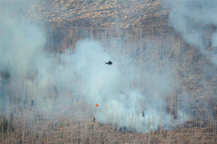 Ein Hubschrauber im Harz am Brocken während der Löscharbeiten. Mehrere Feuer brachen am 6. September im Harz aus und hatten sich bis zum Abend zu einem riesigen Waldbrand zusammengeschlossen
