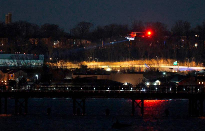 Ein Hubschrauber unterstützt die Such- und Rettungsarbeiten über dem Potomac River in der Nähe des Ronald Reagan Washington Airport am 30. Januar 2025 in Arlington, Virginia. Ersten Berichten zufolge kollidierte American-Airlines-Flug 5342 beim Anflug auf den Reagan National Airport mit einem Sikorsky-H-60-Hubschrauber.
