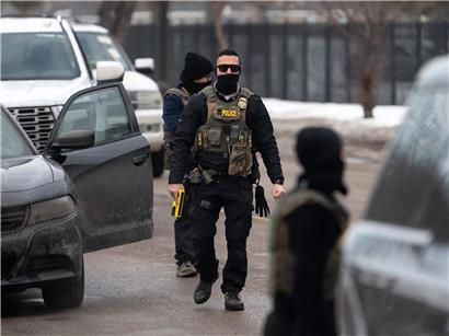 ICE-Agent hält Taser in der Hand, bereit für Einsatz, Sicherheitskraft im Einsatz mit Elektroschocker