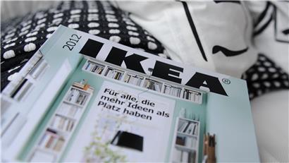 Ein IKEA-Katalog liegt in Hamburg bei der Vorstellung auf einem IKEA-Sofa. Nach 70 Jahren verzichtet der Möbelhändler IKEA künftig auf seinen gedruckten Katalog.
