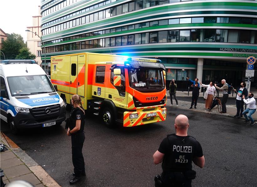 Ein Intensivtransporter der Bundeswehr fährt mit dem russischen Oppositionellen Nawalny zur Charite. Der russische Oppositionelle liegt seit Donnerstag im Koma und wird künstlich beatmet.
