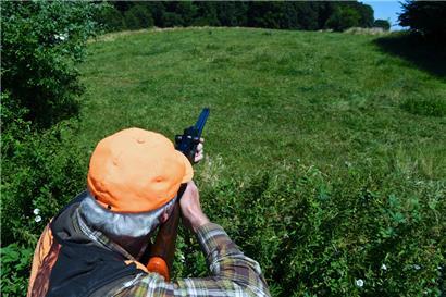 Ein Jäger bei der Jagd auf Wildschweine
