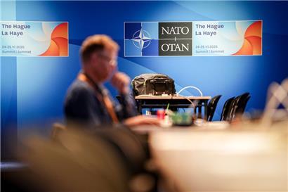 Ein Journalist arbeitet am frühen Morgen im Pressezentrum beim Nato-Gipfel
