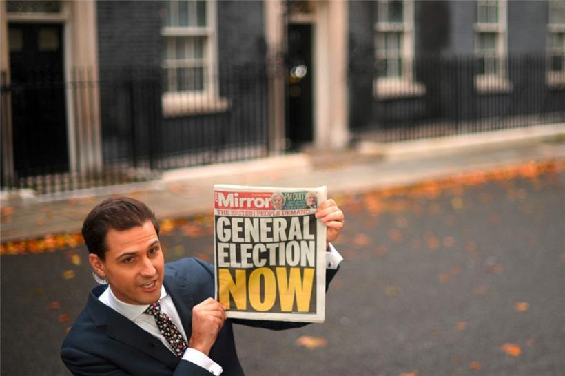 Ein Journalist mit einer Zeitung vor 10 Downing Street in London: Die Schlagzeile dürfte wohl bei den meisten Menschen in Großbritannien auf Zustimmung stoßen
