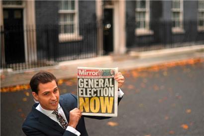 Ein Journalist mit einer Zeitung vor 10 Downing Street in London: Die Schlagzeile dürfte wohl bei den meisten Menschen in Großbritannien auf Zustimmung stoßen
