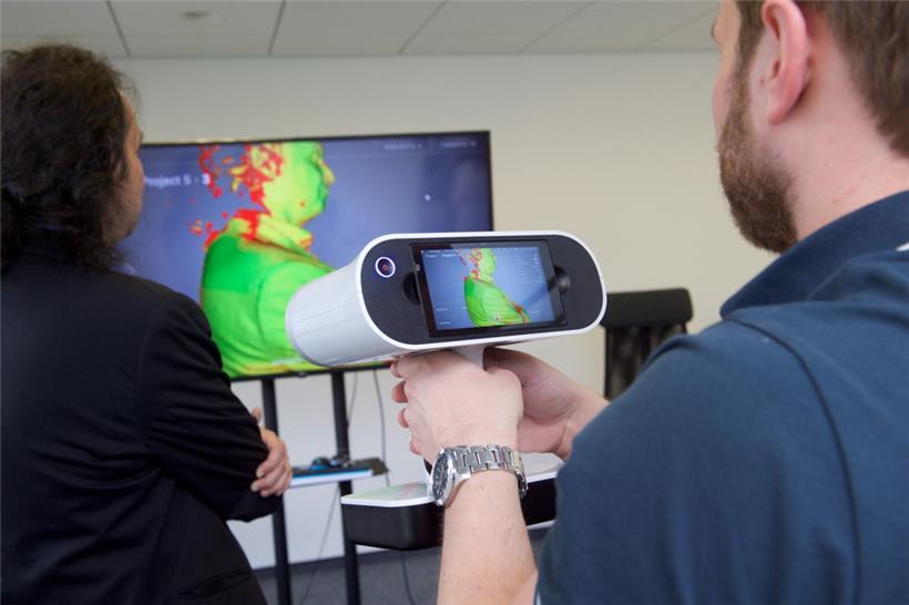 Ein Journalist wird gescannt
