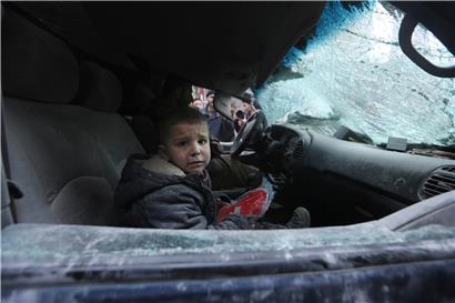 Ein Junge sitzt nach den Angriffen durch die Regierung weinend in einem Auto. Mindestens neun Zivilisten wurden am Mittwoch bei Luftangriffen von Regierungsjets in der Rebellenhochburg Idlib im Nordwesten Syriens getötet. 
