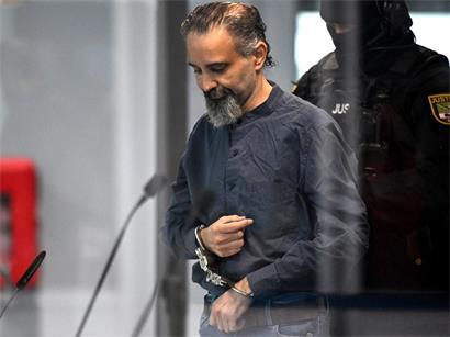 Ein Justizbeamter führt den Angeklagten Taleb al-Abdulmohsen in den Gerichtssaal