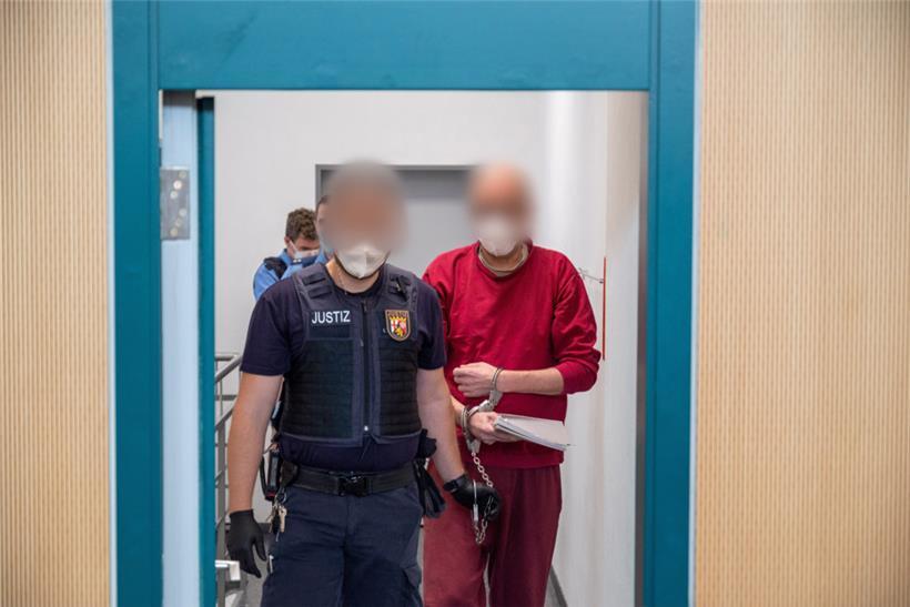 Ein Justizbediensteter begleitet den 52-jährigen Angeklagten am 15. Juli 2022 zum Prozess um die tödliche Amokfahrt in Trier in den Gerichtssaal des Landgerichts.
