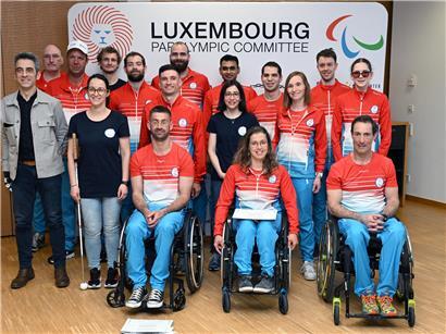 17 talentierte Athleten des LPC Kaders in Sportkleidung bei Gruppenfoto mit Potenzial für Wettkämpfe