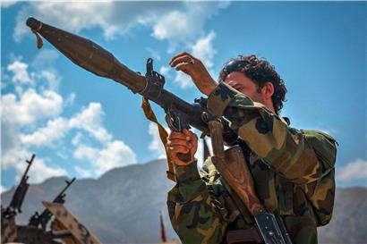 Ein Kämpfer der Nationalen Widerstandsfront Afghanistans am Freitag im Pandschschir-Tal, einer Hochburg der Tadschiken nordöstlich von Kabul
