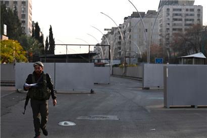 Ein Kämpfer der Rebellen ist vor dem Gebäude-Komplex der syrischen Sicherheitsbehörden und des Verteidigungsministerium im Viertel Kafr Sousa zu sehen. Hier wurden Tausende Syrer verhört und gefoltert.
