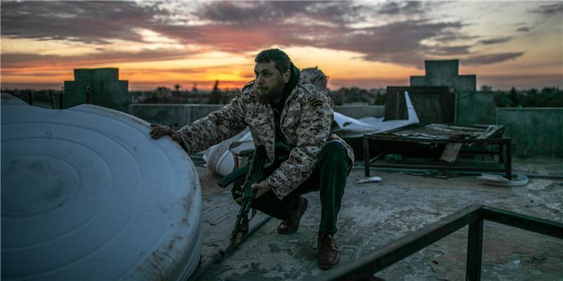 Ein Kämpfer der international anerkannten Regierung ist an der Kriegsfront im Einsatz. Seit bald neun Jahren tobt in Libyen ein Bürgerkrieg. 
