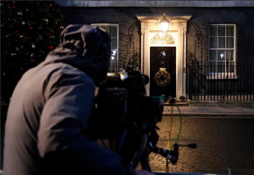 Ein Kameramann filmt den Eingang der 10 Downing Street. Unterhändler der Europäischen Union und Großbritanniens arbeiteten die ganze Nacht und bis in den Heiligen Abend hinein, um einem Handelsabkommen den letzten Schliff zu geben, das einen chaotischen wirtschaftlichen Bruch zwischen den beiden Seiten am Neujahrstag abwenden sollte.
