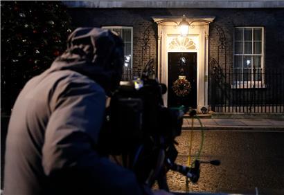 Ein Kameramann filmt den Eingang der 10 Downing Street. Unterhändler der Europäischen Union und Großbritanniens arbeiteten die ganze Nacht und bis in den Heiligen Abend hinein, um einem Handelsabkommen den letzten Schliff zu geben, das einen chaotischen wirtschaftlichen Bruch zwischen den beiden Seiten am Neujahrstag abwenden sollte.
