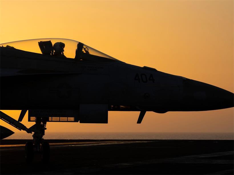 Kampfjet startet vom Flugdeck der USS Dwight D. Eisenhower im Roten Meer, militärische Luftfahrt und Marineoperationen