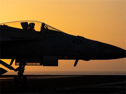 Kampfjet startet vom Flugdeck der USS Dwight D. Eisenhower im Roten Meer, militärische Luftfahrt und Marineoperationen