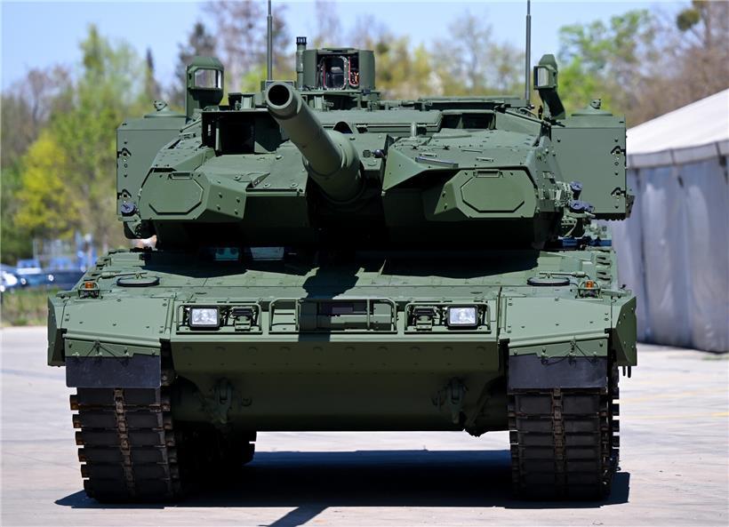 Kampfpanzer Leopard 2 auf KNDS Werksgelände vor moderner Werkshalle in Deutschland