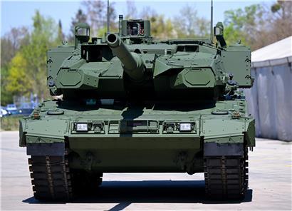 Kampfpanzer Leopard 2 auf KNDS Werksgelände vor moderner Werkshalle in Deutschland