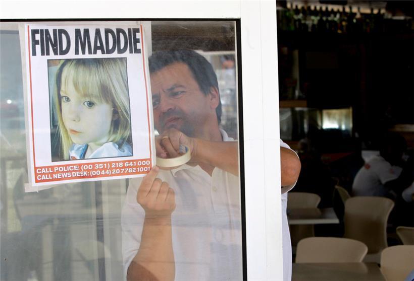 Ein Kellner hängt ein Bild des vermissten dreijährigen Mädchens Madeleine McCann an das Fenster eines Restaurants (Bild aus dem Jahr 2007)
