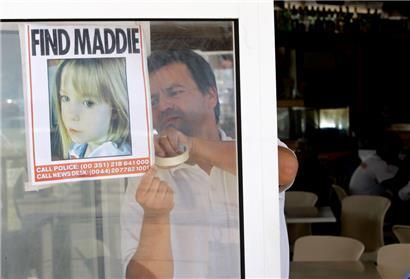 Ein Kellner hängt ein Bild des vermissten dreijährigen Mädchens Madeleine McCann an das Fenster eines Restaurants (Bild aus dem Jahr 2007)
