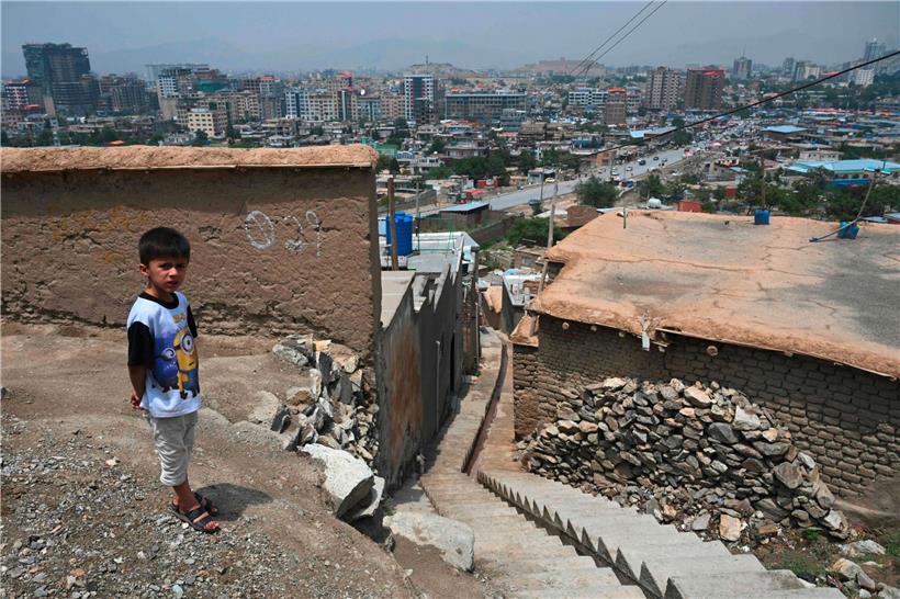 Ein Kind neben seinem Zuhause auf einem Hügel in Kabul am 13. Juli 2021
