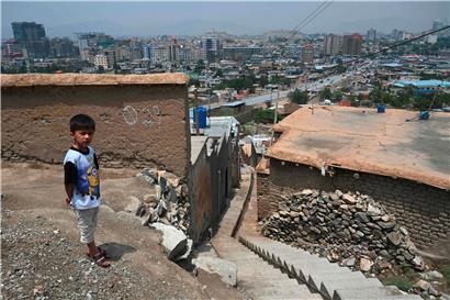 Ein Kind neben seinem Zuhause auf einem Hügel in Kabul am 13. Juli 2021

