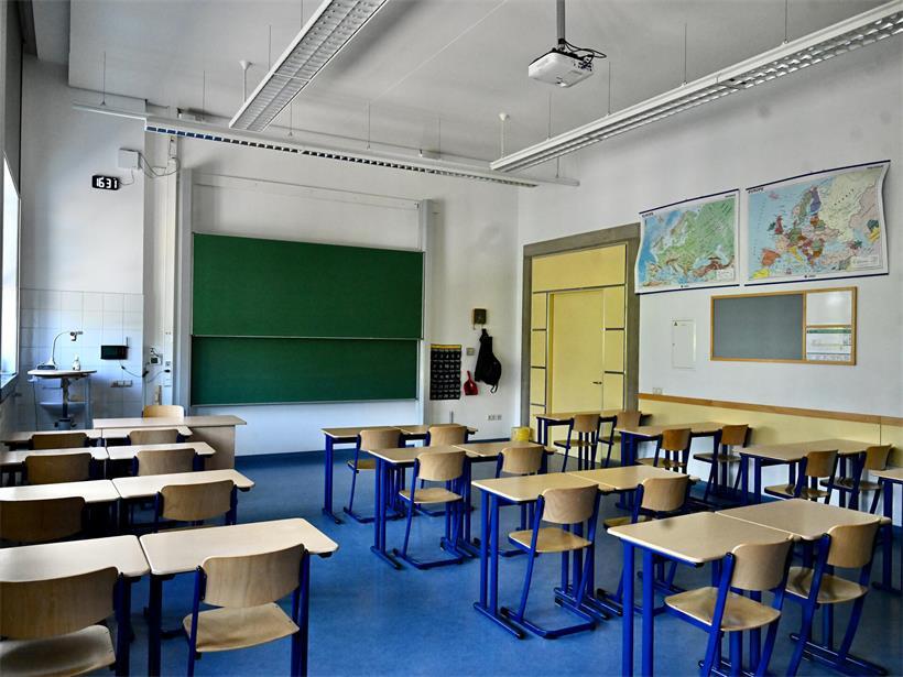Klassenzimmer im Lycée des Garçons Luxemburg-Stadt mit Schülern und moderner Lernumgebung