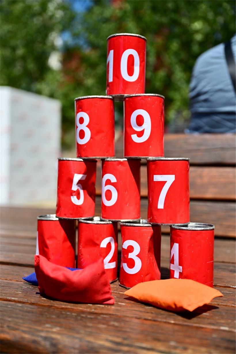 Ein Klassiker, den viele noch aus der Kindheit kennen: Dosenwerfen