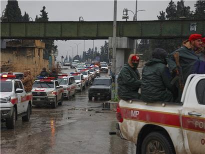 Konvoi der syrischen Militärpolizei fährt in Sheikh Maqsoud ein nach Zusammenstößen zwischen Regierungstruppen und kurdischen Kämpfern