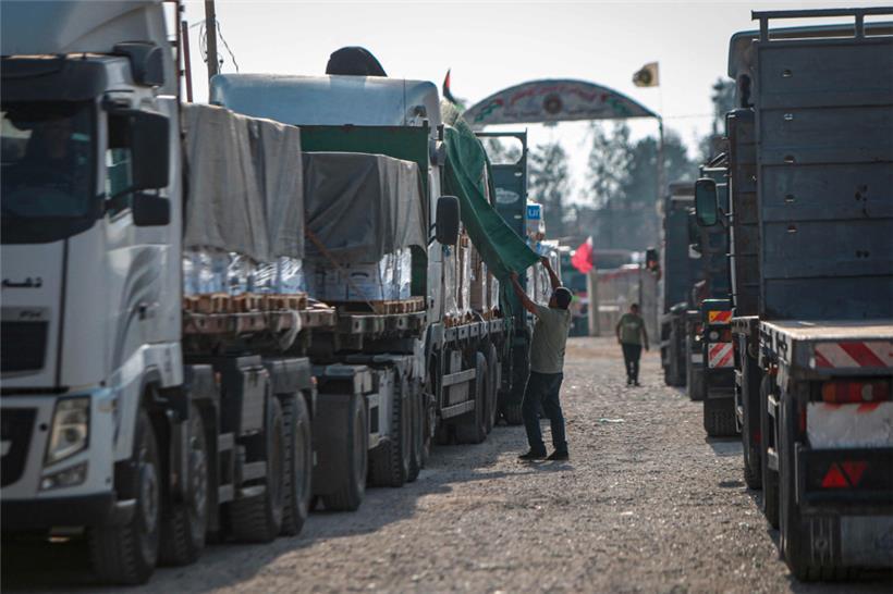 Ein Konvoi mit humanitären Gütern an der Grenze zum Gazastreifen in Rafah
