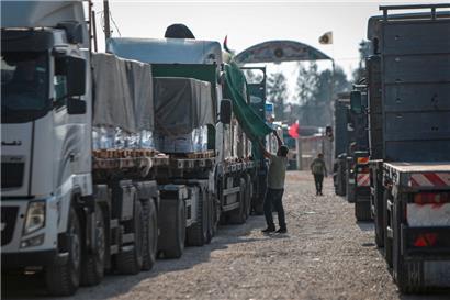 Ein Konvoi mit humanitären Gütern an der Grenze zum Gazastreifen in Rafah
