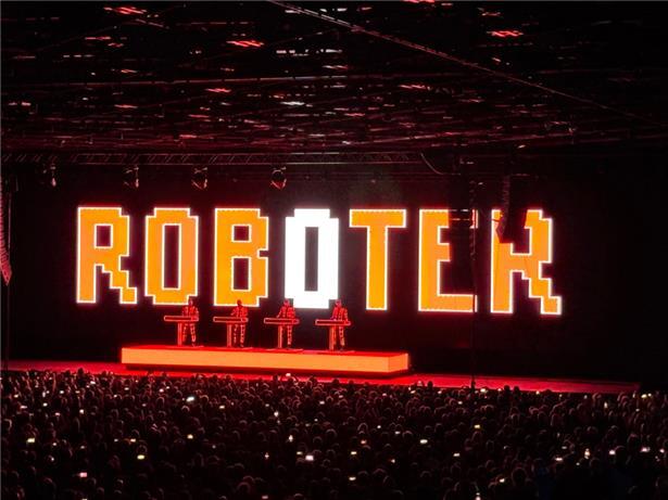 Ein Konzert der Band Kraftwerk ist, hier in der Düsseldorfer Mitsubishi-Electric-Halle, früher Philipshalle, auch im digitalen Zeitalter noch ein Ereignis
