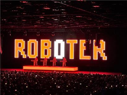 Ein Konzert der Band Kraftwerk ist, hier in der Düsseldorfer Mitsubishi-Electric-Halle, früher Philipshalle, auch im digitalen Zeitalter noch ein Ereignis

