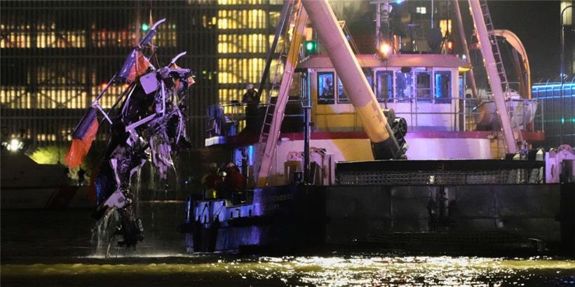 Ein Kran hebt das Wrack eines in den Hudson River gestürzten Hubschraubers an in Jersey City, New Jersey
