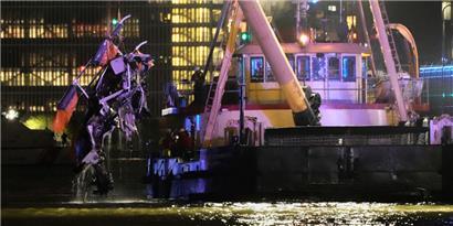 Ein Kran hebt das Wrack eines in den Hudson River gestürzten Hubschraubers an in Jersey City, New Jersey
