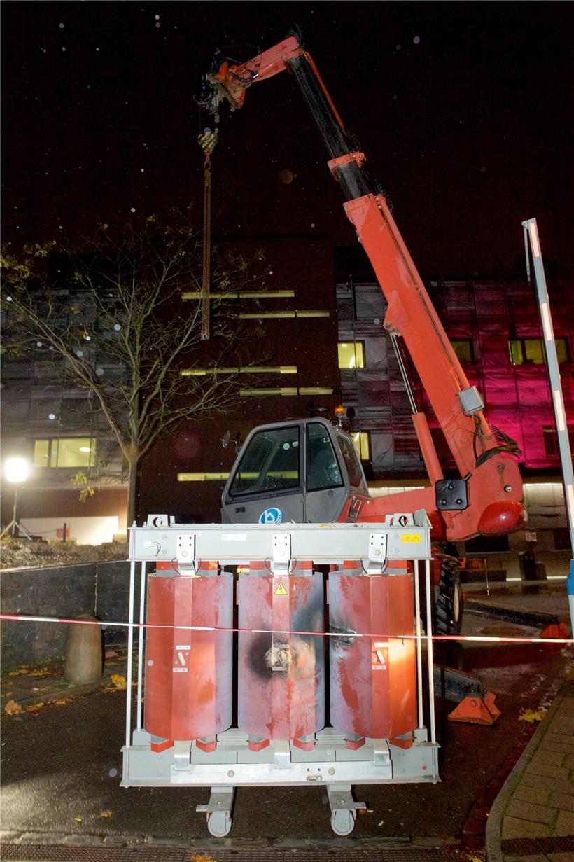 Ein Kran musste anrücken, um den Transformator vom schwer zugänglichen Gebäude z...